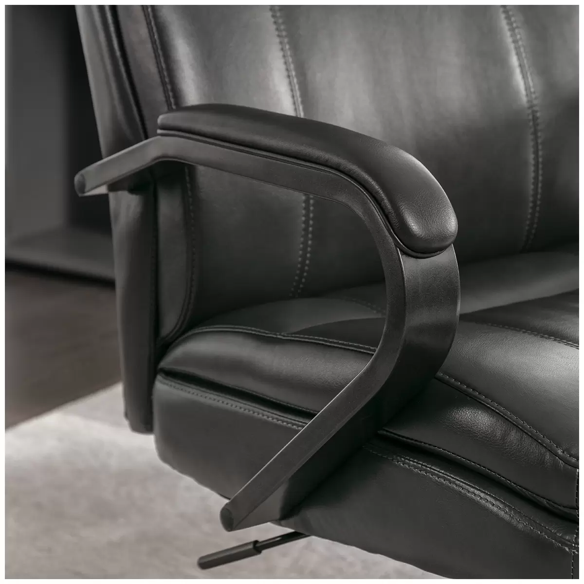 True Innovatoins Manager Chair